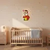 Adel peri ahşap gece lambası, bulut ve yıldız süslemeli bebek odasında naturel renkli beşiğin üstünde ışığı açık