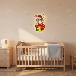 Adel peri ahşap gece lambası, bulut ve yıldız süslemeli bebek odasında naturel renkli beşiğin üstünde ışığı açık