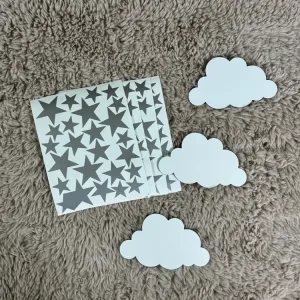 3 ahşap bulut ve 100 yıldız sticker seti; gri yıldız sticker sayfaları ve üç beyaz bulut, tüylü halı üzerinde