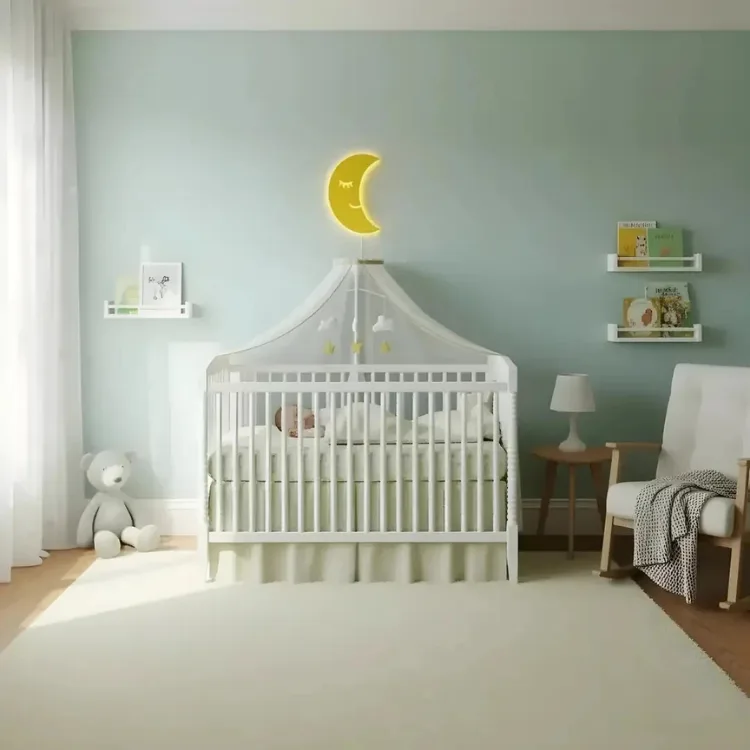 Ay dede ahşap gece lambası, yeşil tonlu bebek odasında cibinlikli karyolanın üzerinde ışığı açık sarı hilal