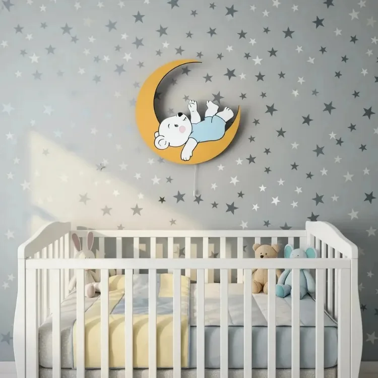 Bebek ayı ahşap gece lambası, yıldızlı duvarda sarı hilalde uyuyan mavi kıyafetli ayıcık, karyolanın üzerinde
