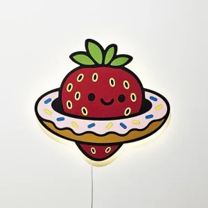 Çilekli Gezegen lamba beyaz duvarda ışığı açık, donut halkanın ve yeşil yaprakların çevresinde sıcak ışık