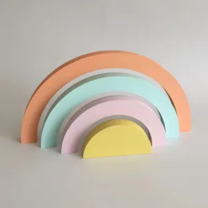 Mimu's gökkuşağının dört parçası yakın planda, turuncu, su yeşili, açık pembe ve sarı kemerler iç içe duruyor