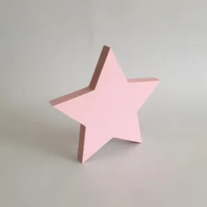 Pembe Mimu's yıldızın yandan görünümü, beş kollu formu ve kenar kalınlığı sade açık gri fonda