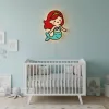Deniz kızı ahşap gece lambası, ışığı açık halde mavi duvarlı bebek odasında beyaz beşiğin üzerinde