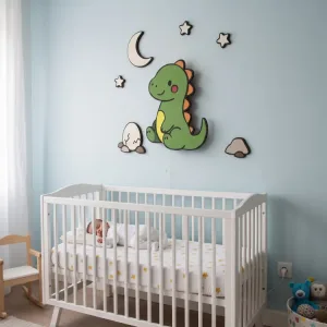Dinozor ahşap gece lambası, bebek odasında beşiğin üzerinde; yeşil dinozor, ay, yıldız, yumurta ve taş figürleri