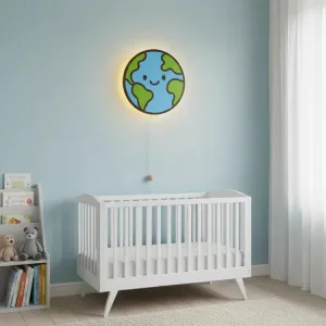 Dünya figürlü ahşap gece lambası, açık mavi duvarda beyaz bebek karyolasının üzerinde ışığı açık