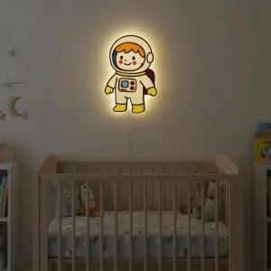 Erkek astronot ahşap gece lambası, loş bebek odasında beşiğin üstünde ışığı açık, yanında ay ve yıldız süsleri