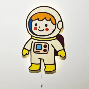 Erkek Astronot lamba beyaz duvarda ışığı açık; turuncu saçlı astronot, sarı eldiven ve botlar, göğüs paneli