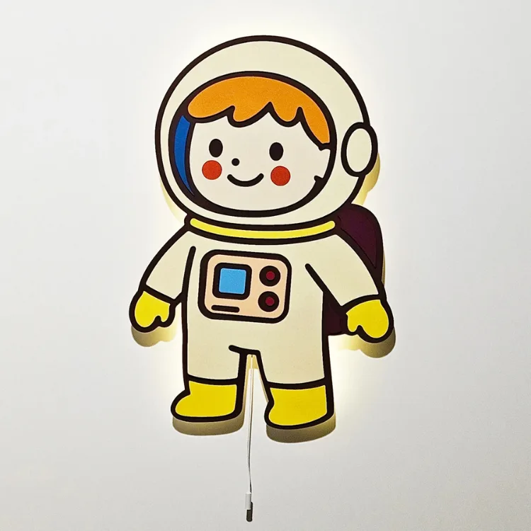 Erkek Astronot lamba beyaz duvarda ışığı açık; turuncu saçlı astronot, sarı eldiven ve botlar, göğüs paneli