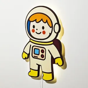 Astronot lamba yandan ve ışığı açık; kask, gülen yüz ve sırt çantasının arkasından duvara yayılan sarı ışık