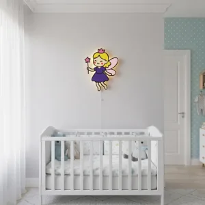 İklim peri ahşap gece lambası, bebek odasında gri duvarda beyaz beşiğin üstünde; ışığı açık, mor elbiseli peri