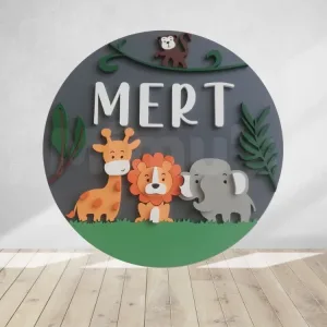 Safari temalı kapı süsü önden; koyu gri zeminde dala tutunan maymun, zürafa, aslan, fil ve beyaz büyük harfli örnek isim