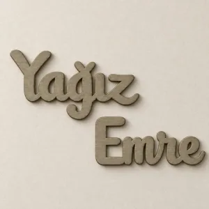 İsme özel ışıksız ahşap duvar süsü, gri ahşap harflerle iki satırlı çift isim halinde krem duvarda