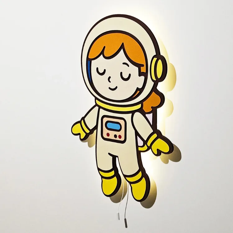 Kız Astronot lamba yan açıdan, ışığı açık; kask, göğüs paneli ve sarı botların arkasında sıcak ışık