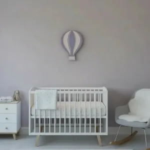 Küçük uçan balon ahşap gece lambası, gri lila duvarda beyaz karyolanın üzerinde mor ve pembe dilimli balon