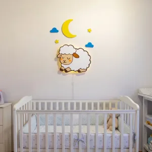 Lulla koyun lamba bebek odasında beyaz beşiğin üzerinde, sıcak ışığı açık ve ay ile bulutlarla birlikte