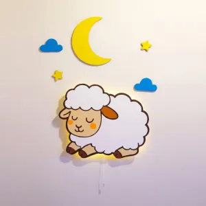 Uyuyan koyun ahşap gece lambası, sarı ışığı açık halde; üstünde sarı ay, mavi bulut ve yıldız figürleri