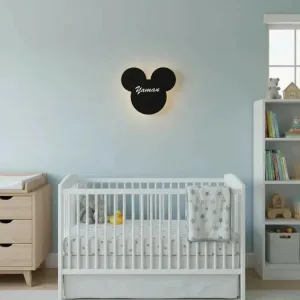 Mickey ahşap gece lambası, açık mavi bebek odasında beşiğin üstünde ışığı açık; siyah zemin üzerinde örnek isim