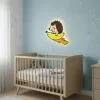 Muz üzerinde kirpi ahşap gece lambası, yıldızlı mavi duvarda açık renk bebek karyolasının üzerinde ışığı açık
