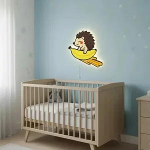 Muz üzerinde kirpi ahşap gece lambası, yıldızlı mavi duvarda açık renk bebek karyolasının üzerinde ışığı açık