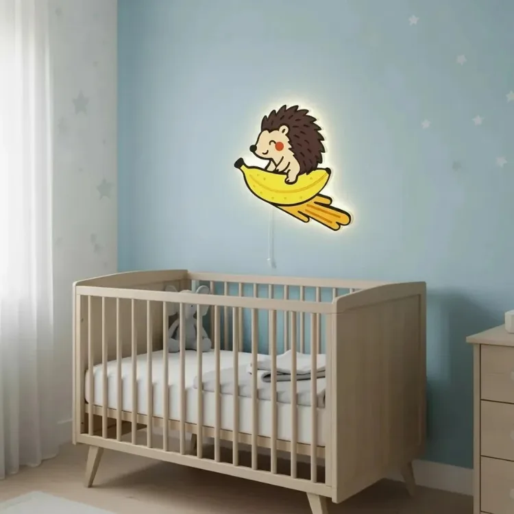 Muz üzerinde kirpi ahşap gece lambası, yıldızlı mavi duvarda açık renk bebek karyolasının üzerinde ışığı açık