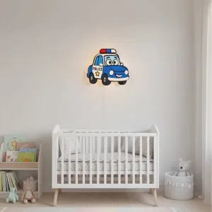 Polis arabası ahşap gece lambası, ışığı açık halde bebek odasında beyaz beşiğin üzerinde duvarda