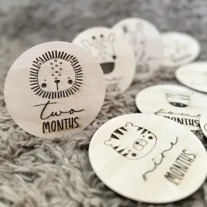 Mimus Baby Safari kartlarından aslan çizimli two months kartı yakın planda, yanında kaplan ve zürafa kartları