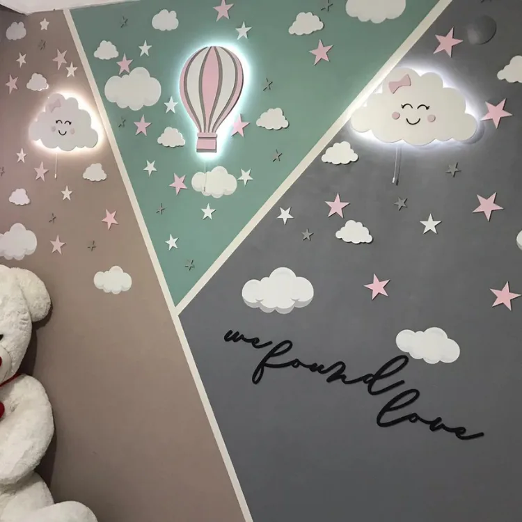 Işıklı pembe uçan balon ve gülen bulut lamba, yeşil, pembe ve gri bölmeli bulut süslü duvarda