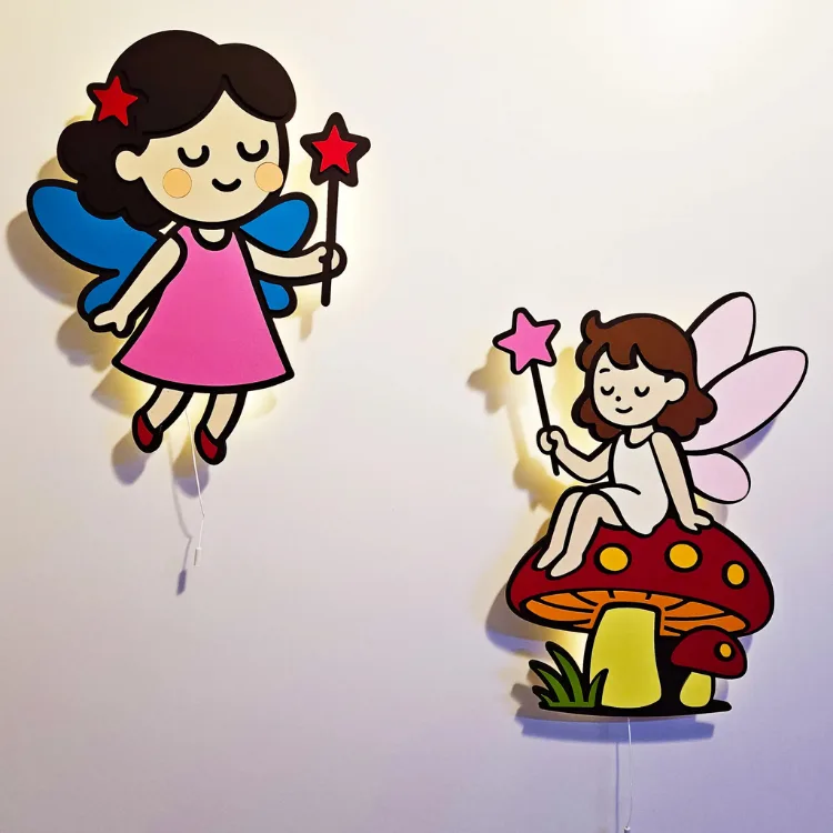 Işığı açık iki peri ahşap lamba, yıldızlı asa tutan peri ve mantar üstünde oturan peri, yakından