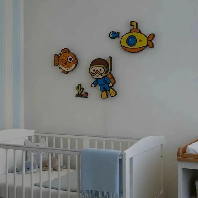 Balon balığı, dalgıç ve sarı denizaltı ahşap lamba, gri duvarda beyaz beşiğin üstünde