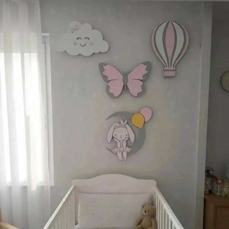 Gülen bulut, pembe kelebek, uçan balon ve balonlu tavşan ahşap lamba, beyaz beşikli bebek odasında
