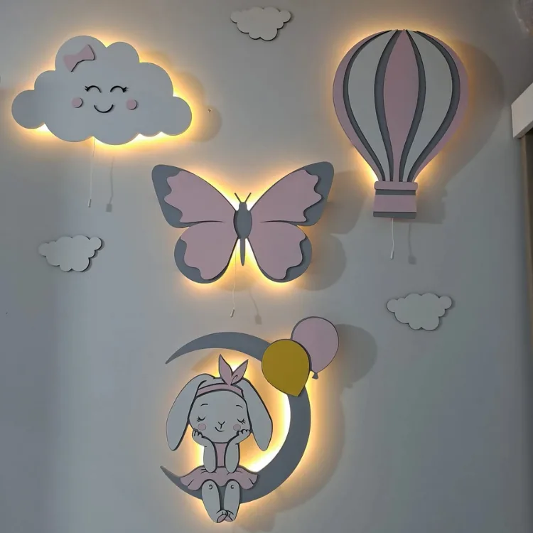 Işıklı gülen bulut, pembe kelebek, uçan balon ve balonlu tavşan ahşap lamba, yıldızlı duvarda yakından