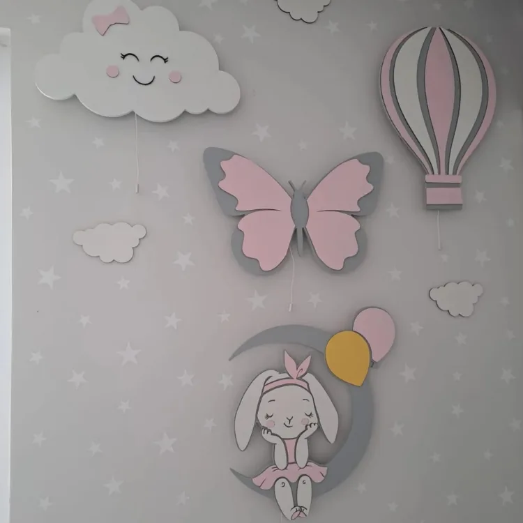 Pembe kelebek, gülen bulut, uçan balon ve ay üstünde tavşan ahşap lamba, yıldızlı duvarda yakından