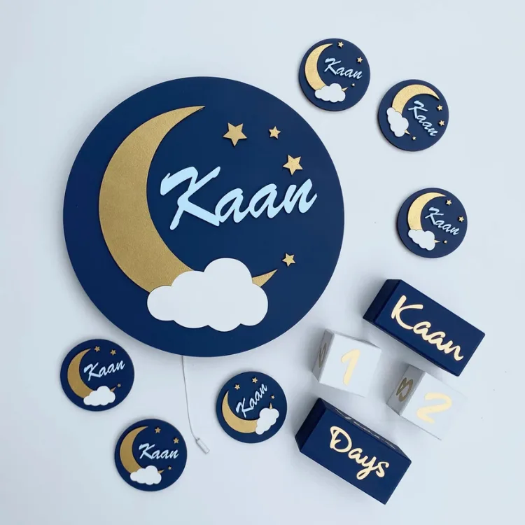 Lacivert ay ve bulut temalı yuvarlak isimli kapı süsü, yuvarlak magnetler ve Days yazılı anı küpleri