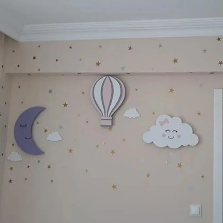 Lila aydede, uçan balon ve gülen yüzlü bulut ahşap lamba, yıldız çıkartmalı açık pembe duvarda
