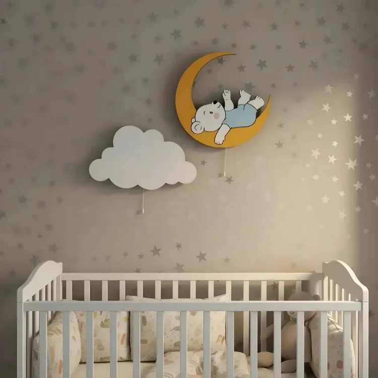 Beyaz bulut ve ay üstünde uyuyan bebek ayı ahşap lamba, yıldızlı duvarda beyaz beşiğin üstünde