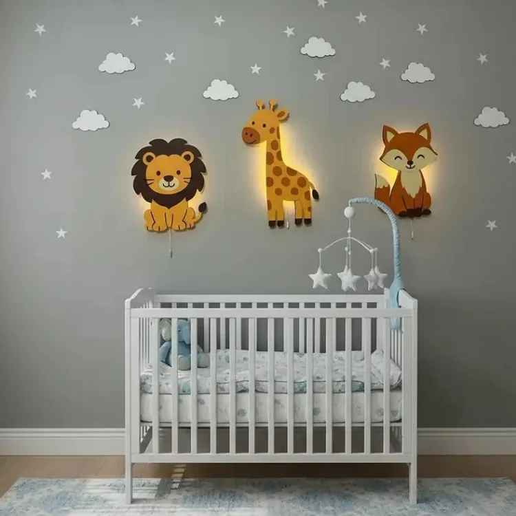 Aslan, zürafa ve tilki ahşap gece lambası, bulut çıkartmalı gri duvarda beyaz beşiğin üstünde