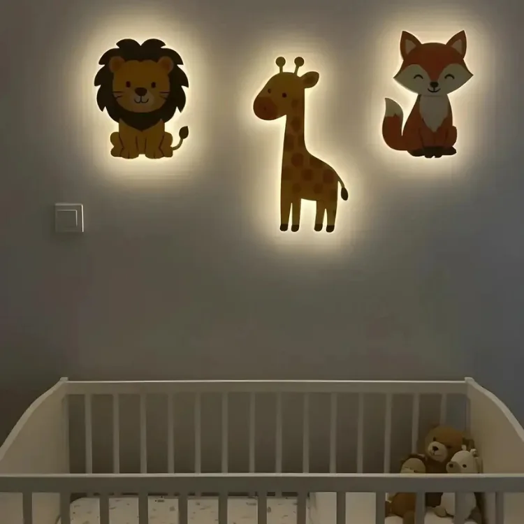 Işığı açık aslan, zürafa ve tilki ahşap gece lambası, koyu duvarda beşiğin üstünde yakından
