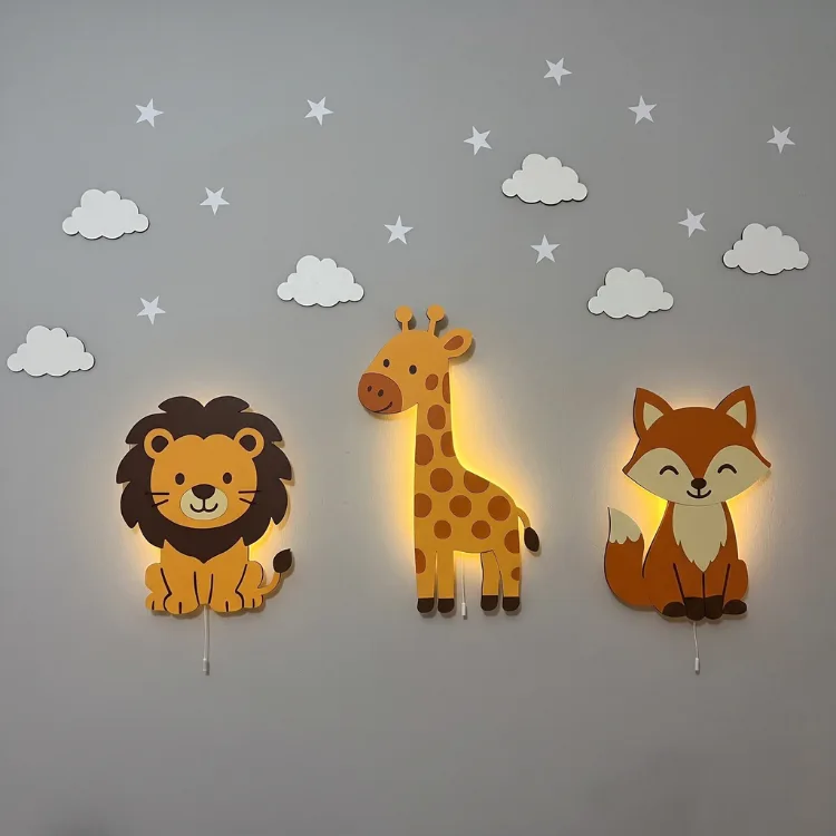 Aslan, zürafa ve tilki ahşap gece lambası, beyaz bulut ve yıldız süslü gri duvarda yakından