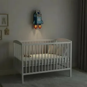 Sütlü roket ahşap gece lambası, loş bebek odasında beyaz beşiğin üstünde ışığı açık, MILK yazılı süt kutusu roket