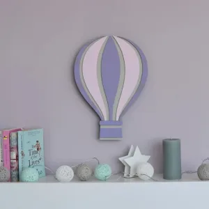 Uçan Balon lamba beyaz rafın üzerindeki lila duvarda; mor, pembe ve gri dilimler, yanında kitaplar