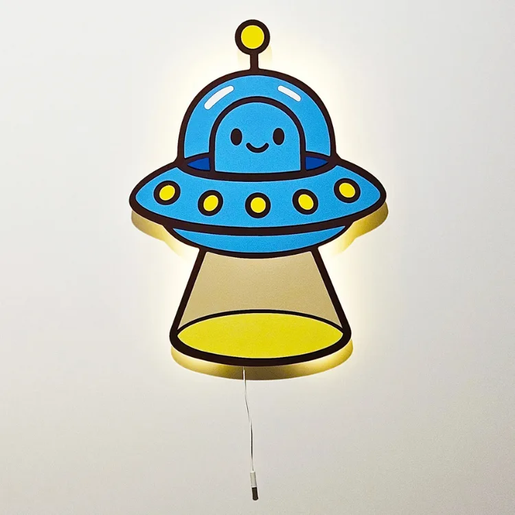 Ufo lamba beyaz duvarda ışığı açık; mavi kubbe, anten ve uçan dairenin çevresinden sıcak sarı ışık yayılıyor