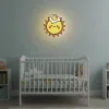 Yumurtalı güneş ahşap gece lambası, mavi bebek odası duvarında beyaz karyolanın üzerinde ışığı açık
