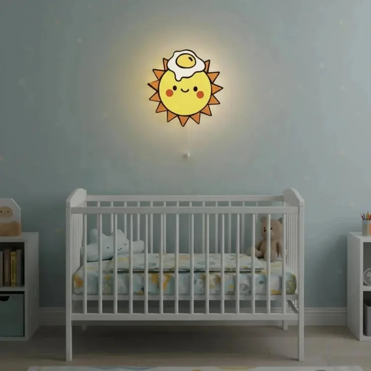 Yumurtalı güneş ahşap gece lambası, mavi bebek odası duvarında beyaz karyolanın üzerinde ışığı açık